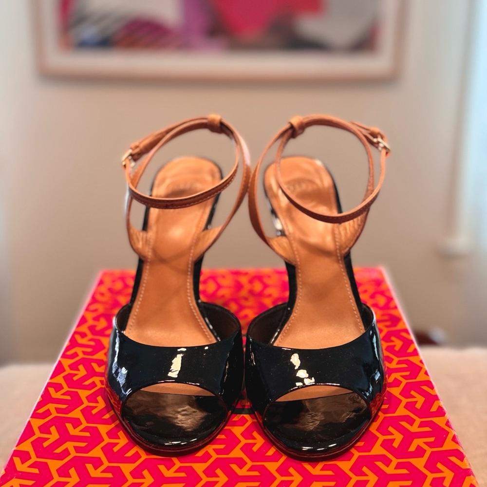 Elegant Tory Burch Black Patent Leather Sandals